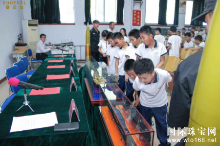 赛菲尔珠宝为昌乐实验小学捐赠舰艇模型，助力祖国未来的梦想“远航”